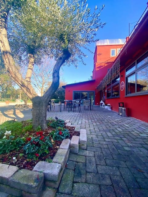 Facade/entrance