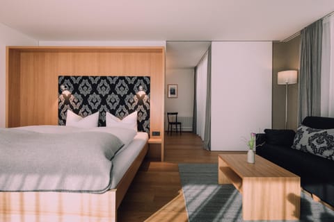 Bed, Photo of the whole room, Seating area