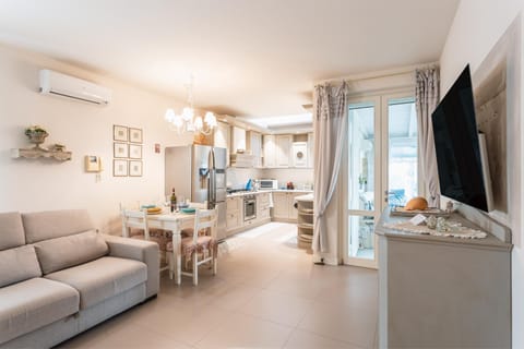 TV and multimedia, Seating area, Dining area