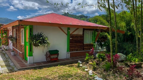 Room in Lodge - Family Cabin With Lake View Bed and Breakfast in Risaralda