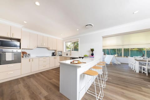 Four Palms Forster Luxe Spacious Pet Friendly House in Forster