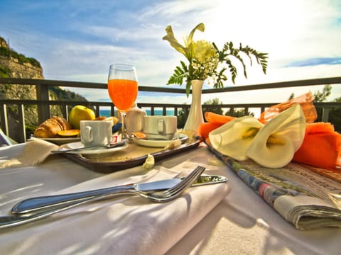 Balcony/Terrace, Food and drinks