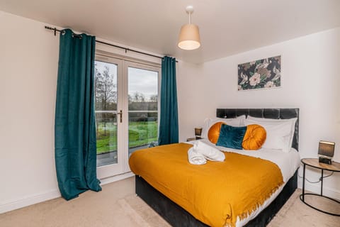 Bed, Photo of the whole room, Bedroom, Garden view, towels