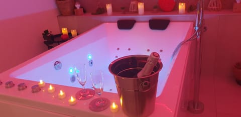 Hot Tub, Massage, Spa and wellness centre/facilities