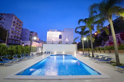 Property building, Pool view, Swimming pool, Swimming pool, sunbed