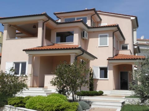 Property building, Facade/entrance, Off site