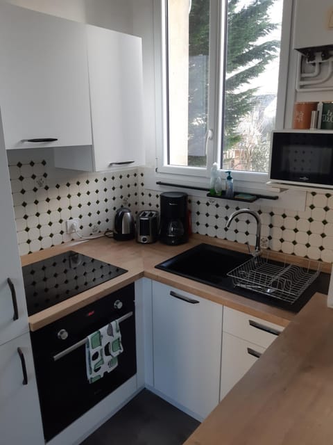 Coffee/tea facilities, microwave, oven, toaster, kitchen