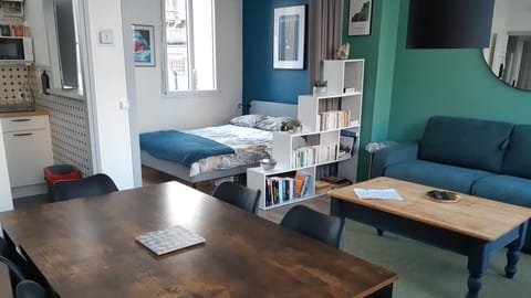 Bed, Library, TV and multimedia, Seating area, Dining area, internet, kitchen