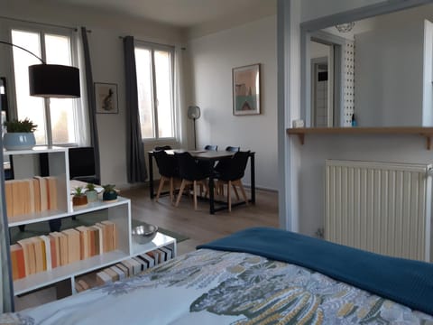 Bed, TV and multimedia, Dining area, Bedroom