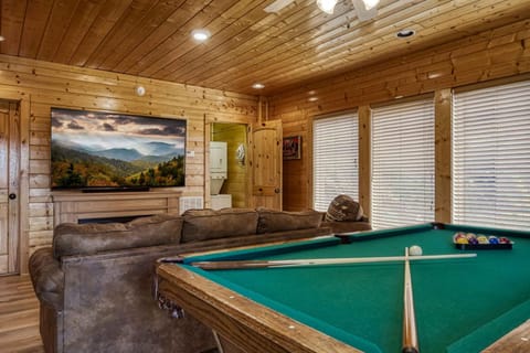 Awesome View, Pool, Hot Tub Game Room, Fireplace Haus in Pigeon Forge
