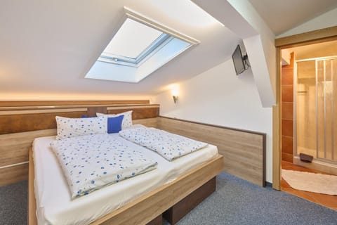 Bed, Bathroom, Photo of the whole room, Bedroom, towels