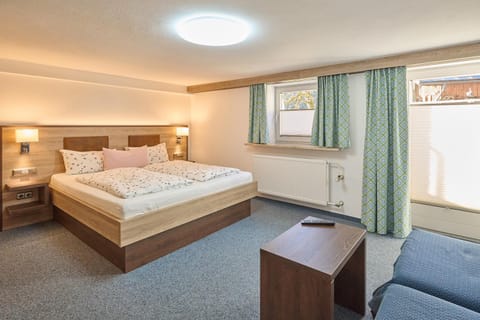 Bed, Photo of the whole room, Seating area