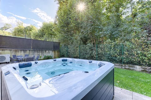 Natural landscape, Garden, Hot Tub, Garden view