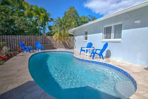 Newly Refurbished Naples Park Cottage with a Heated Pool House in Naples Park