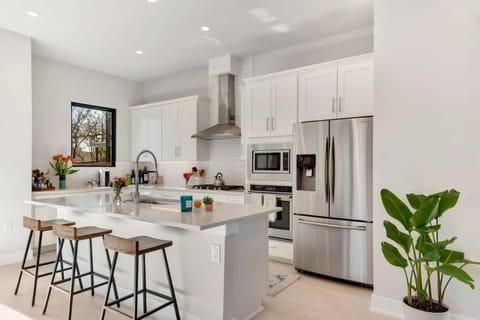 New Modern 3 Bedroom House in Hip East Austin House in Austin