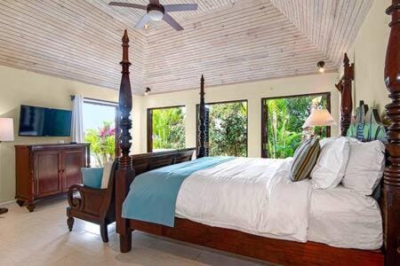 HOSPITALITYEXPERT Cosy 3 Bedroom Villa & Cottage, Pool, Beach Access, Sleeps 16 Chalet in St. James Parish