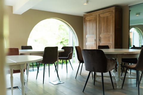 Living room, Business facilities, Dining area