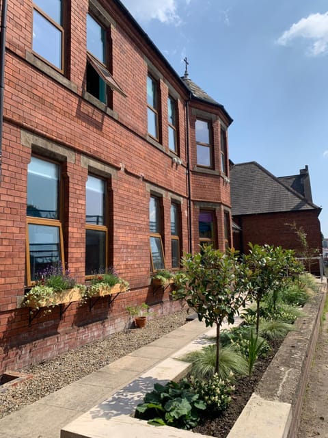 Property building, Facade/entrance, Garden, Balcony/Terrace