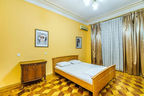 Targovu Nizami Street 4 room Condo in Baku