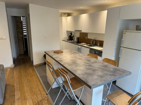 Magnifique appartement rénové avec terrasse Apartment in Montigny-le-Bretonneux