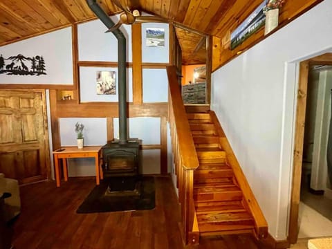 Denali Natl Park 3 Bedroom Home on 5 Acres, hiking and wildlife House in Healy