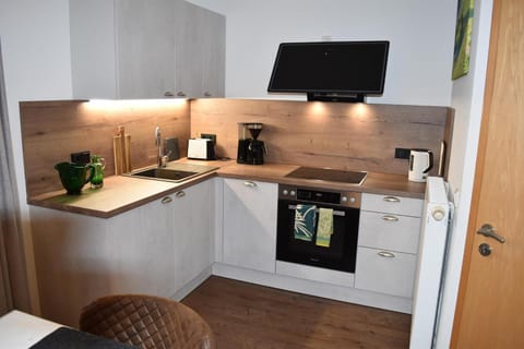 Coffee/tea facilities, Kitchen or kitchenette, Dining area, toaster