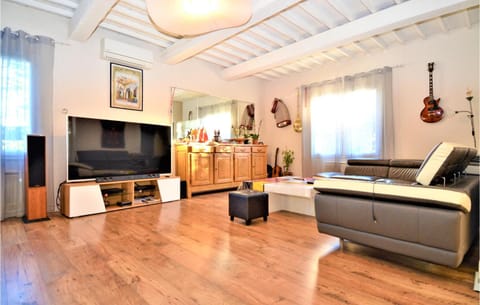 Lovely Home In Saint-quentin-la-poter With Outdoor Swimming Pool Haus in Uzes