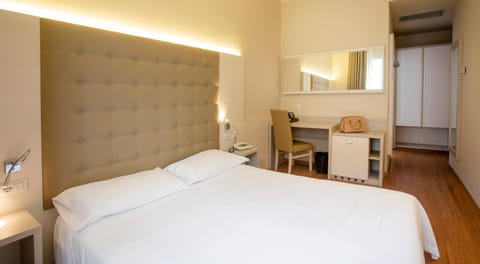 Bed, Bedroom, minibar