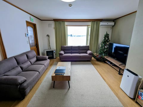 House Of Joy Furano 15 mins to ski resort Chalet in Furano