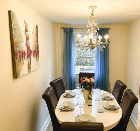 Seating area, Dining area