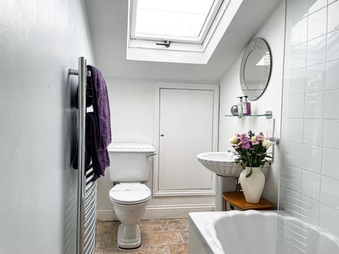 Shower, Toilet, Bathroom, Bath, towels