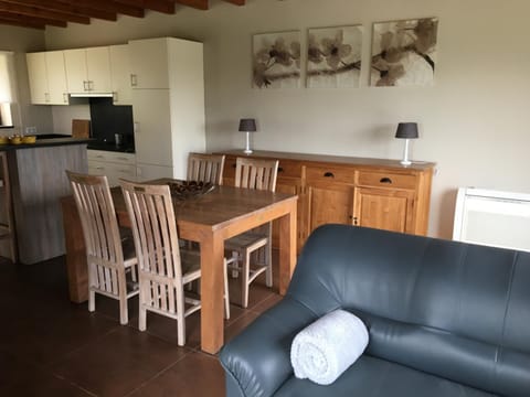 Kitchen or kitchenette, Seating area, Dining area