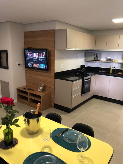 TV and multimedia, Kitchen or kitchenette, Dining area, minibar, oven, stove