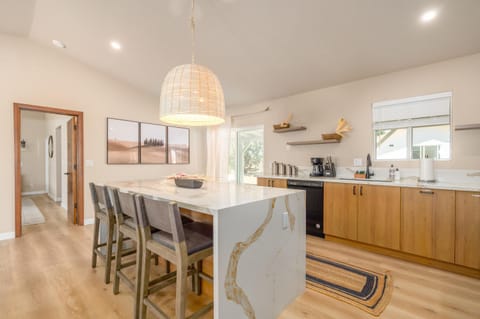 Seating area, Dining area, kitchen