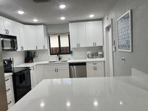 3 Bed - Sleeps 6 - Free Parking - 5 Mins to Beach House in Hollywood