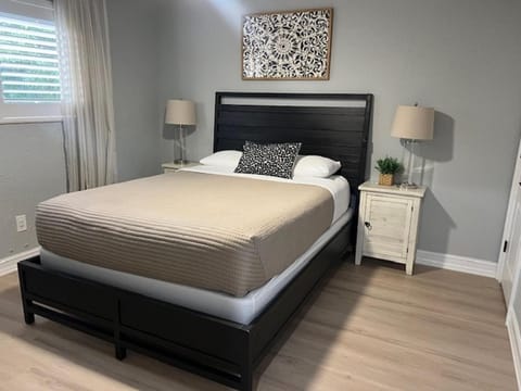 3 Bed - Sleeps 6 - Free Parking - 5 Mins to Beach House in Hollywood