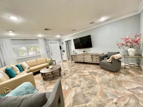 3 Bed - Sleeps 6 - Free Parking - 5 Mins to Beach House in Hollywood