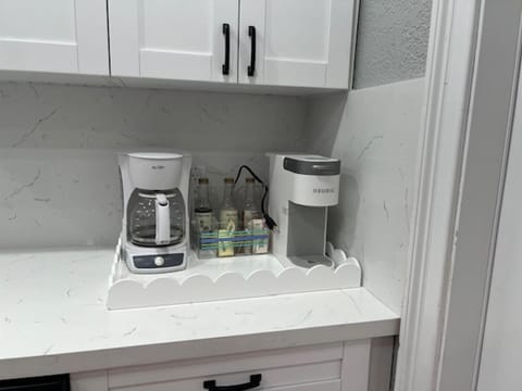 3 Bed - Sleeps 6 - Free Parking - 5 Mins to Beach House in Hollywood