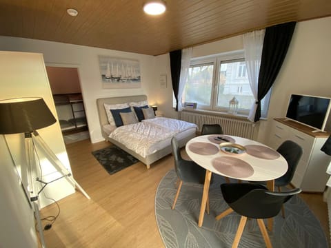 Bed, TV and multimedia, Living room, Photo of the whole room, Seating area, Dining area, Bedroom, hair dresser