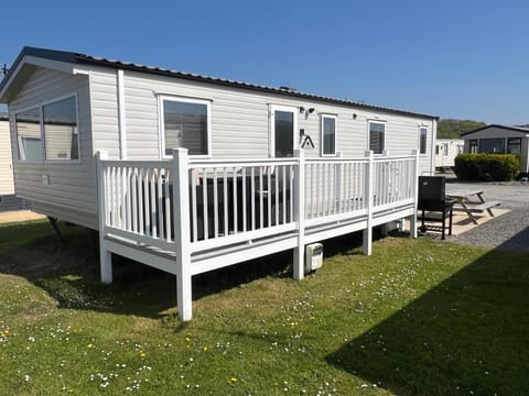 3 Bedroom Modern Caravan Sleeps up to 8 Campground/
RV Resort in Barrow-in-Furness District