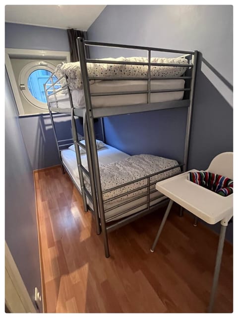 Bedroom, bunk bed