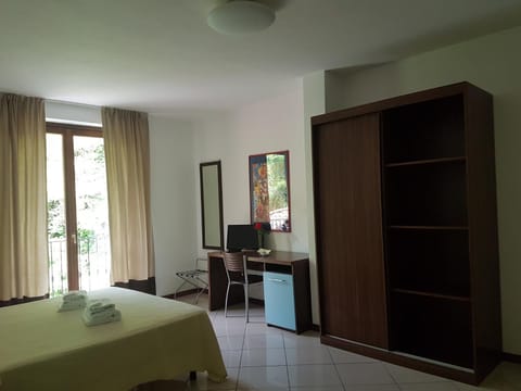 Photo of the whole room, Seating area