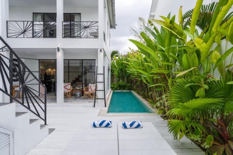 Property building, Day, Balcony/Terrace, Swimming pool, sunbed, towels