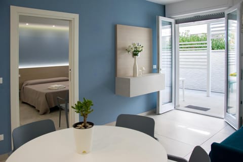 Bed, Balcony/Terrace, Photo of the whole room, Decorative detail, Dining area