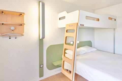 Bedroom, bunk bed