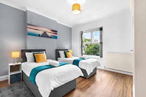 HILLTOP PLACE SUITES near MEADOWHALL Apartment in Rotherham