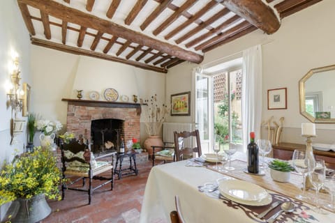 Melograno Farmhouse, ROMANTIC FARMHOUSE VILLA WITH PRIVATE INFINITY POOL AND GREAT VIEWS IN LUCCA Villa in Capannori