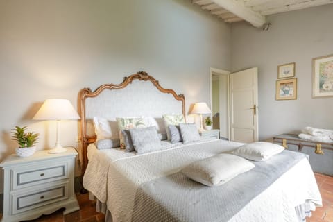 Melograno Farmhouse, ROMANTIC FARMHOUSE VILLA WITH PRIVATE INFINITY POOL AND GREAT VIEWS IN LUCCA Villa in Capannori