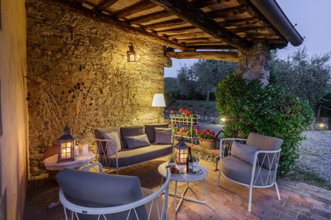 Melograno Farmhouse, ROMANTIC FARMHOUSE VILLA WITH PRIVATE INFINITY POOL AND GREAT VIEWS IN LUCCA Villa in Capannori