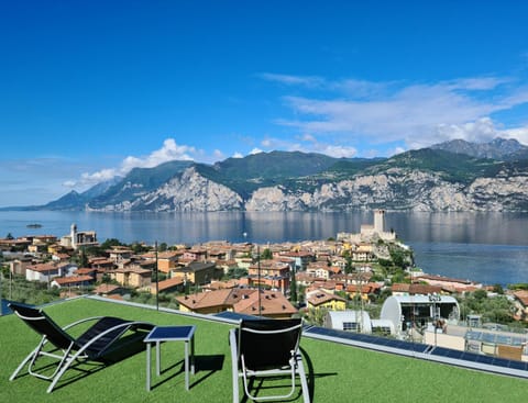 Nearby landmark, Lake view, sunbed
